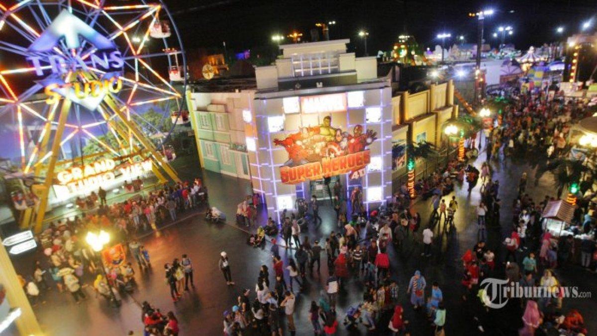 Sejumlah pengunjung memadati Trans Studio Theme Park (TSTP) Makassar. Trans Studio Makassar mengalami kebakaran pada Senin (24/4/2023) petang.