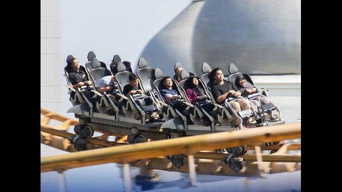 Suasana pengunjung yang sedang menaiki wahana Racing Coaster di Trans Studio Bandung