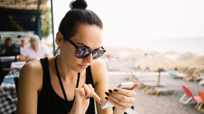 Ilustrasi wanita bermain smartphone.