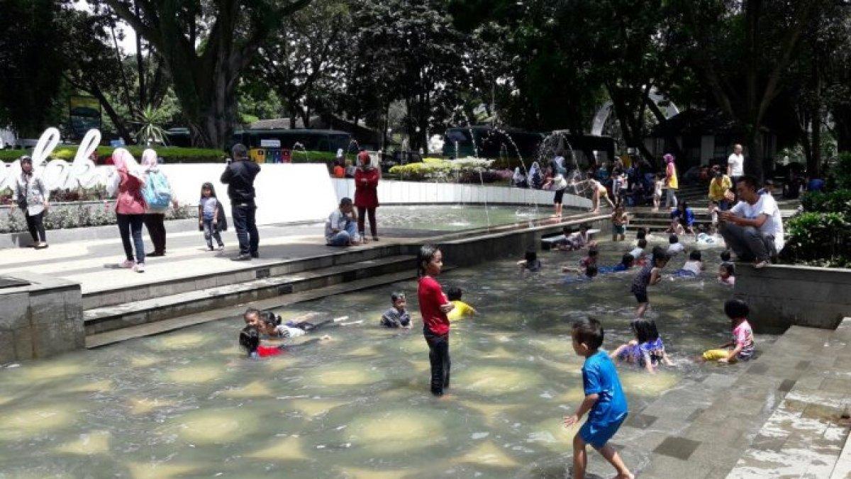 Taman Balai Kota Bandung, Selasa (26/12/2017).