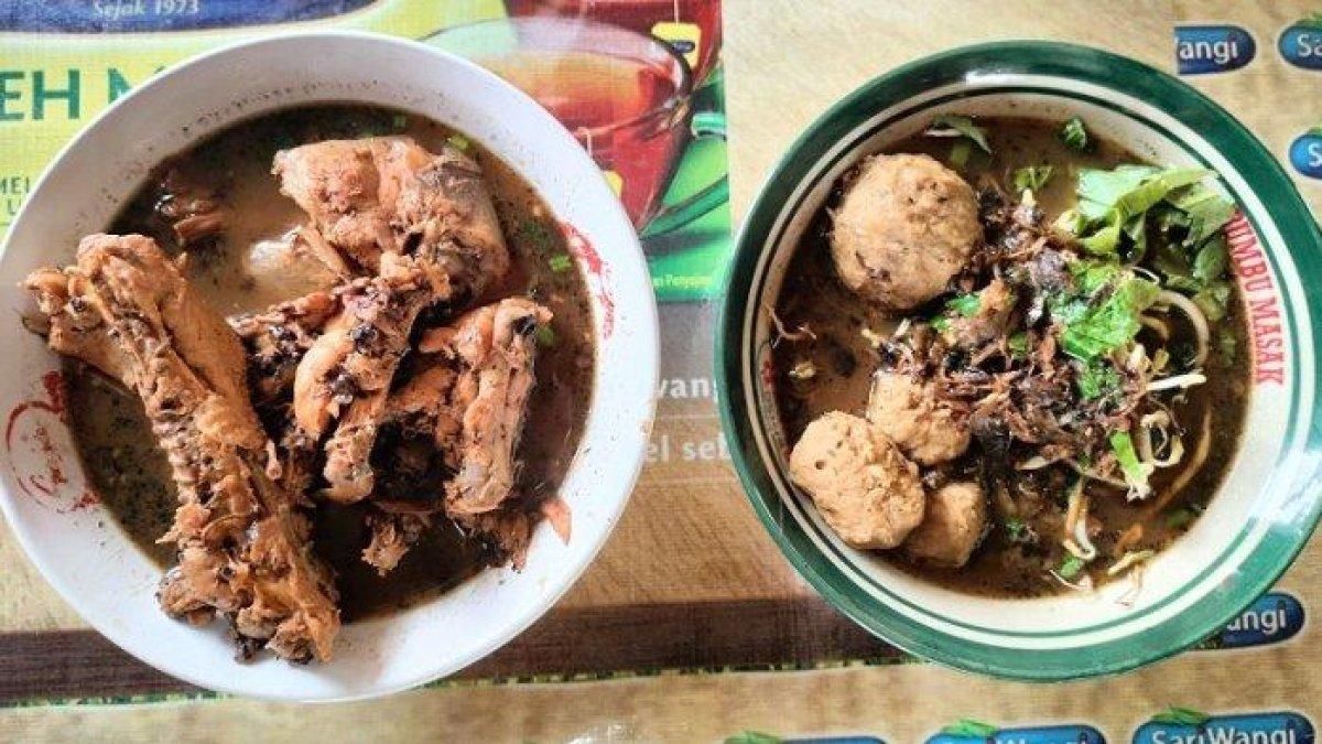 Bakso Item Pakde Bewok, Beji, Kota Depok, Jawa Barat. Kuliner malam legendaris di Depok.
