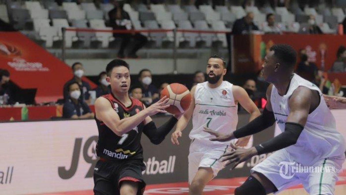 Pemain Timnas Basket Indonesia, Andakara Prastawa mencoba melewati pemain Arab Saudi pada pertandingan penyisihan Fiba Asia Cup 2022 di Istora Senayan Jakarta, Selasa (12/7/2022). Timnas basket Indonesia berhasil mengalahkan Arab Saudi dengan skor 54-80. Jelang FIBA World Cup 2023 bus listrik disiapkan.