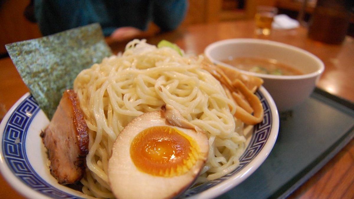Tsukemen, satu ramen terbaik di Jepang yang bisa kamu nikmati buat sarapan.