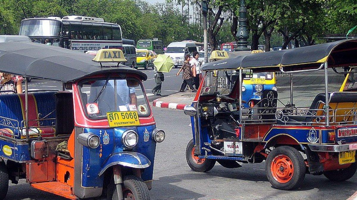 Tuk-tuk, satu transportasi umum di Kamboja