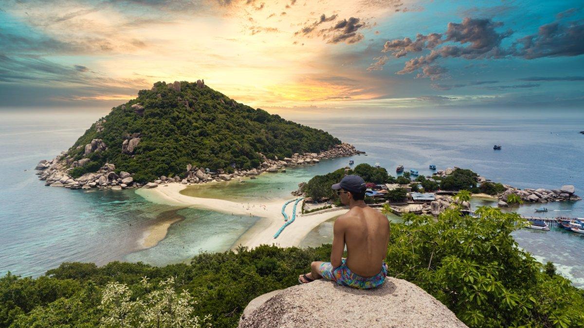Turis yang menikmati matahari terbenam di Pulau Koh Nang Yuan di Koh Tao Thailand