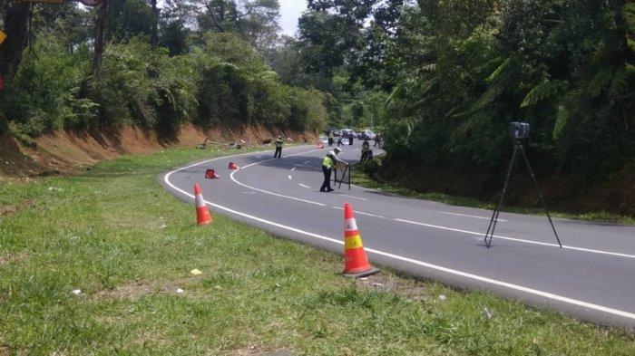 Turunan dan tikungan tajam di Tanjakan Emen, lokasi kejadian kecelakaan bus yang menewaskan 27 orang, Sabtu (10/2/2018).