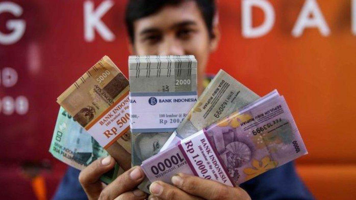 Cara melakukan penukaran uang receh atau uang baru. Foto layanan penukaran uang pecahan baru dibuka selama Ramadhan untuk memenuhi kebutuhan Lebaran.