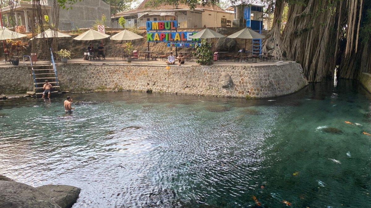 Sejumlah pengunjung berenang di Umbul Kapilaler, Klaten, Jawa Tengah pada Kamis (7/9/2023).
