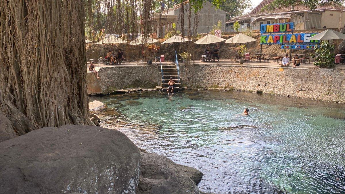 Sejumlah pengunjung berenang di Umbul Kapilaler, Klaten, Jawa Tengah pada Kamis (7/9/2023).