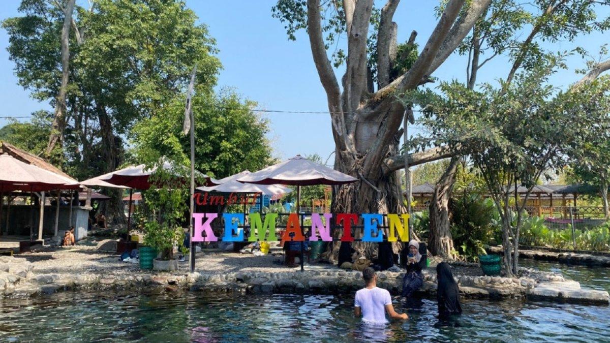Wisatawan berenang di Umbul Kemanten yang berlokasi di Jalan Janti Boto, Wunut, Kecamatan Tulung, Kabupaten Klaten, Jawa Tengah, Selasa (5/9/2023).