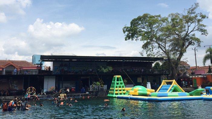 Wisatawan di Umbul Ponggok, Kabupaten Klaten, Jawa Tengah, Rabu (12/12/2018).