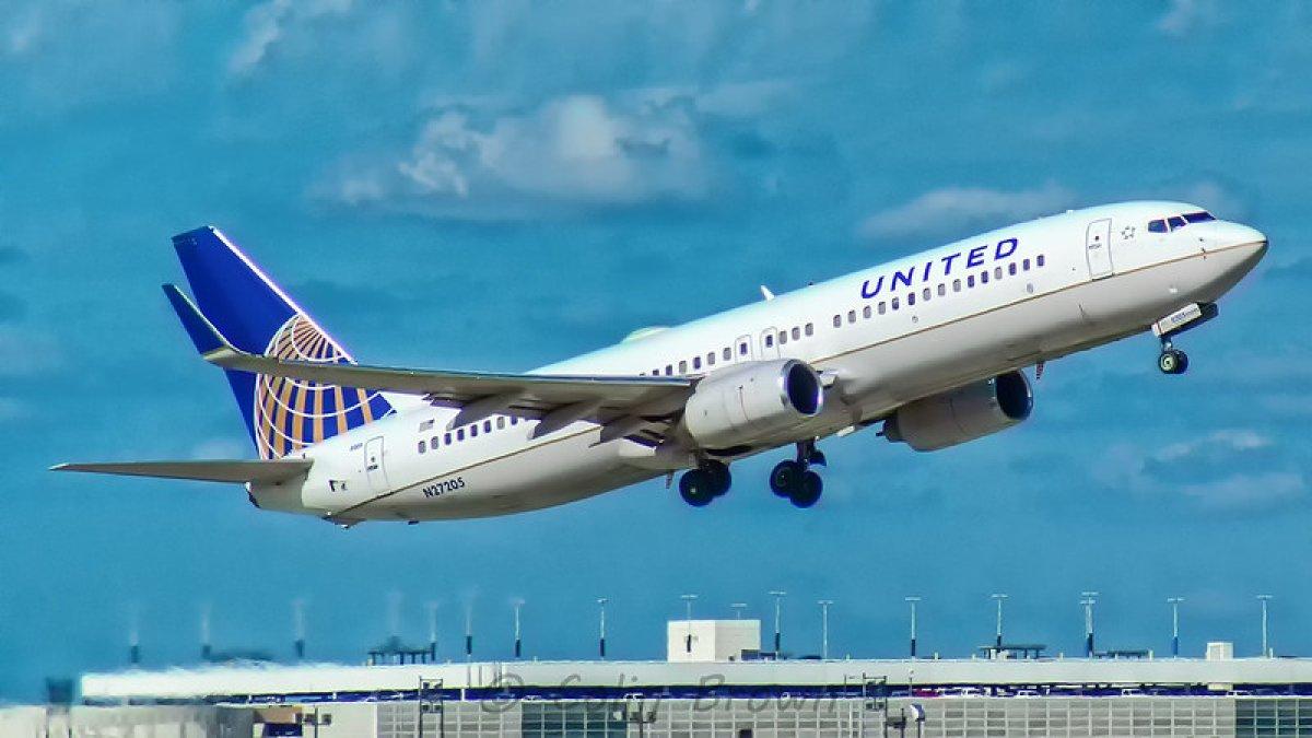 Ilustrasi United Airlines yang lepas landas.