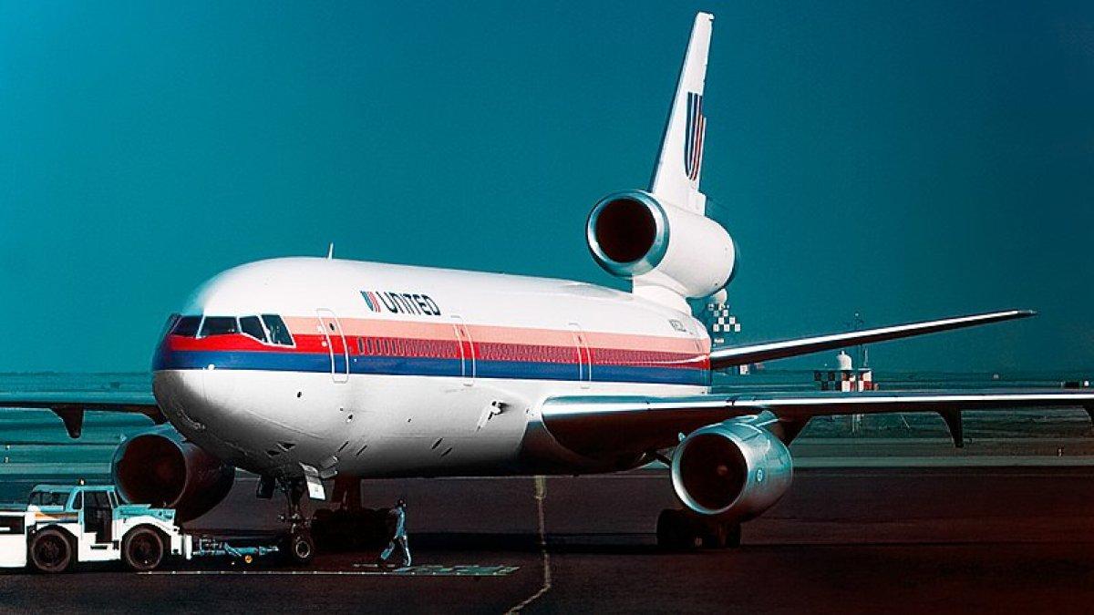 United Airlines Penerbangan 232 hancur setelah kerusakan mesin yang tidak terkendali dan pendaratan darurat di Kota Sioux, IA. 19 Juli 1989