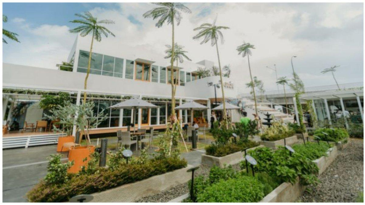 Urban Farm PIK hadirkan spot kuliner dengan suasana outdoor, menjadi tempat wisata di Jakarta yang asyik buat libur lebaran 2023 terlebih lagi lokasinya dekat hotel dan tempat sewa motor.