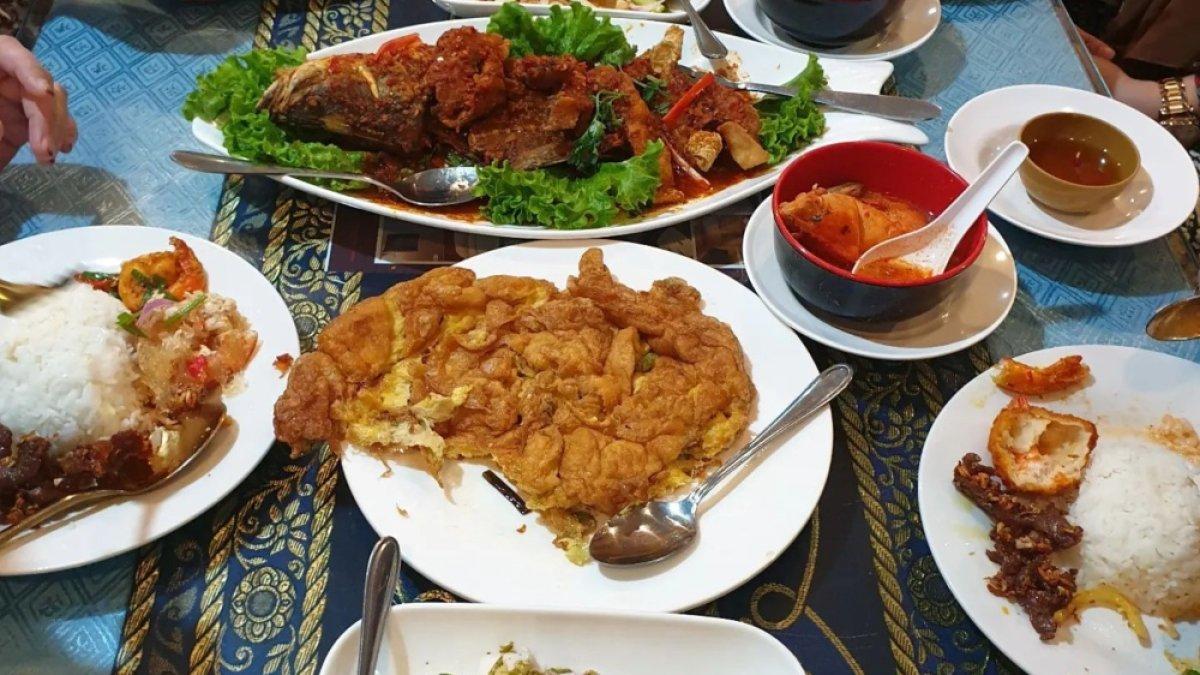 Usman Thai Muslim Food, satu restoran halal terbaik di Bangkok Thailand.