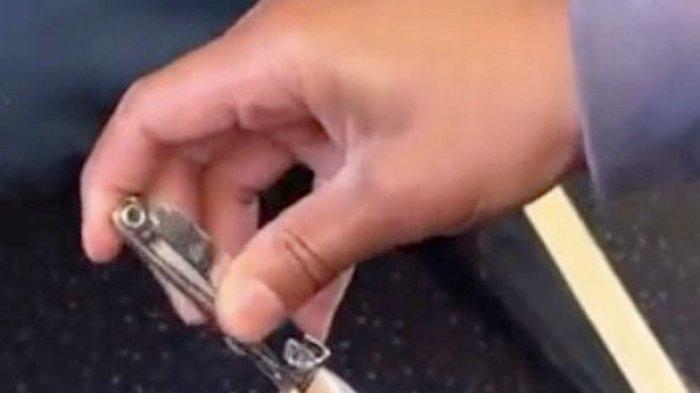 Viral video seorang penumpang pesawat memotong kuku kakinya di sepanjang penerbangan, bikin ngeri sebelahnya.