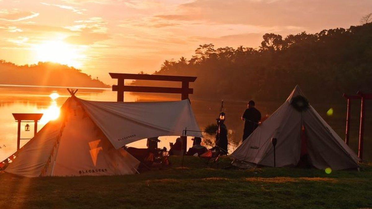 Pemandangan matahari terbit di Sermo Glamour Camp, Jogjakarta.