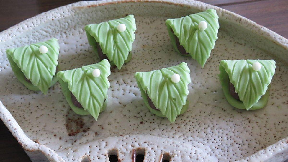 Beberapa wagashi untuk upacara minum teh Jepang. Ini berwarna hijau di luar dengan pasta kacang merah berwarna ungu di dalamnya.