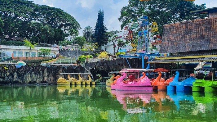 Wahana air di Taman Rekreasi Sengkaling Kecamatan Dau, Malang, Jawa Timur.