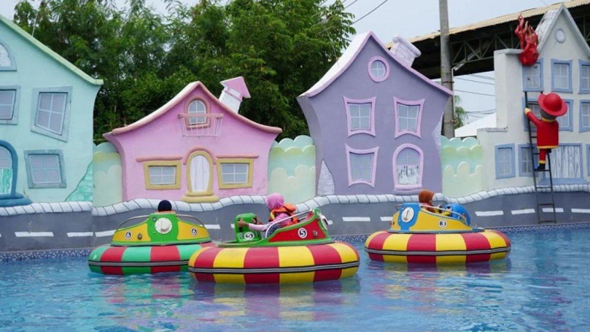 Pengunjung menikmati wahana di Kids Fun Jogja. Kids Fun merupakan tempat wisata populer di Jogja yang menarik untuk dikunjungi.