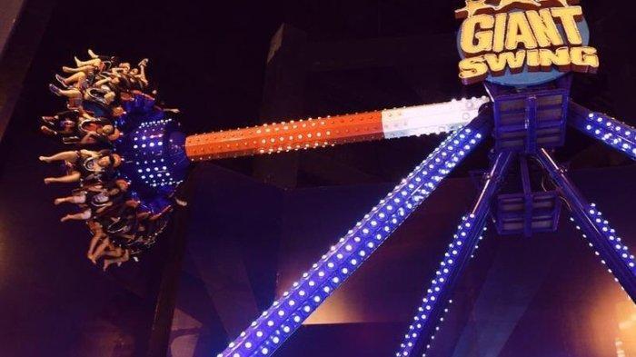 Wahana giant swing di Trans Studio Bandung, tempat wisata ramah keluarga di Kecamatan Batununggal, Bandung, Jawa Barat.
