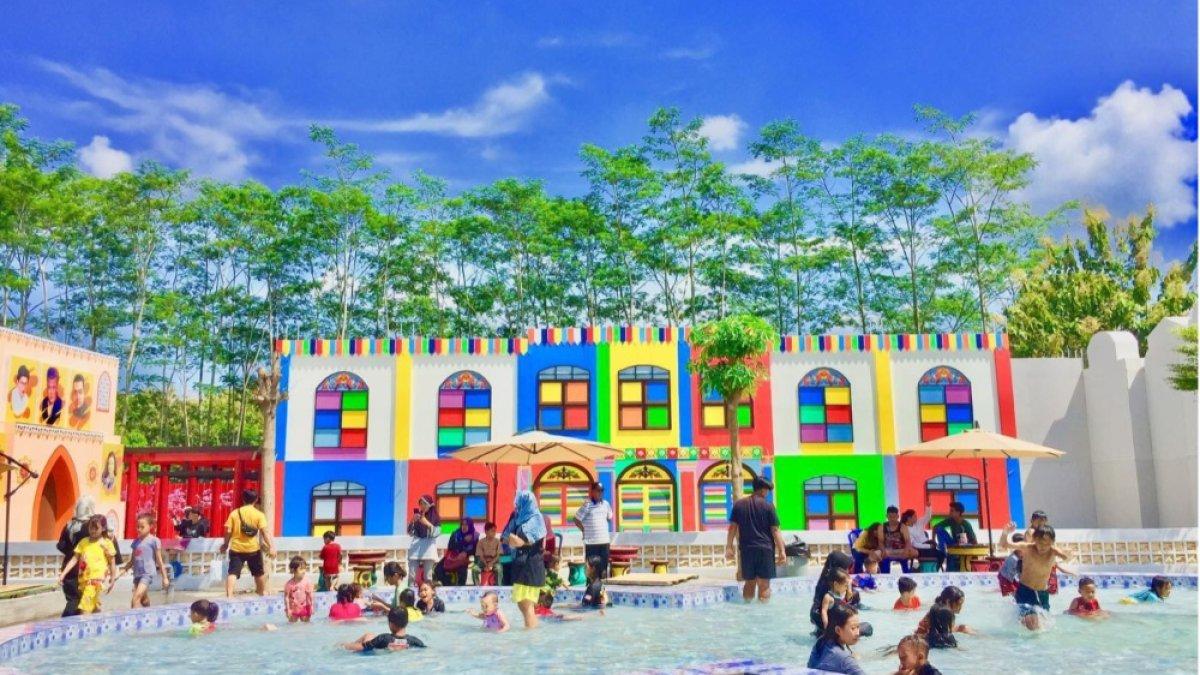 Wahana kolam renang di Asia Eropa Park, satu tempat wisata baru di Tulungagung yang viral.