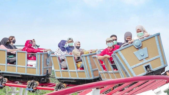 Pengunjung bermain wahana Kumbang Layang di Saloka Theme Park, tempat wisata di Semarang yang menghadirkan puluhan wahana permainan untuk anak-anak maupun pengunjung dewasa.