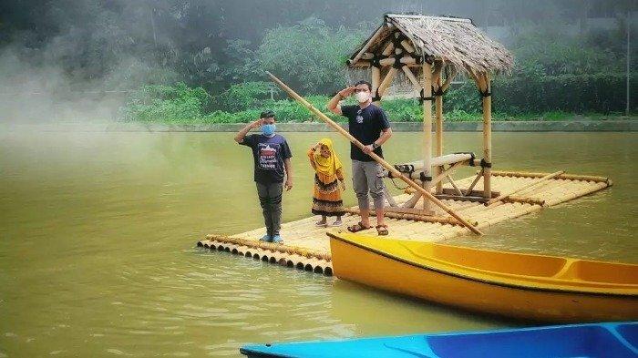 Wahana naik rakit dan perahu di Taman Herbal Insani Depok.