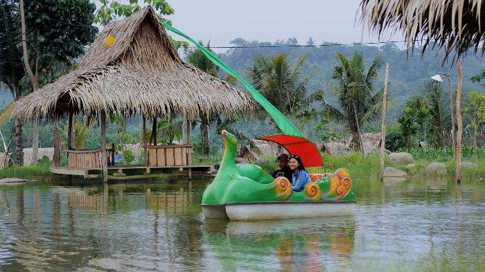 Wahana perahu kayuh di Cikao Park Purwakarta, tempat wisata populer di Kecamatan Sukatani, Purwakarta, Jawa Barat.