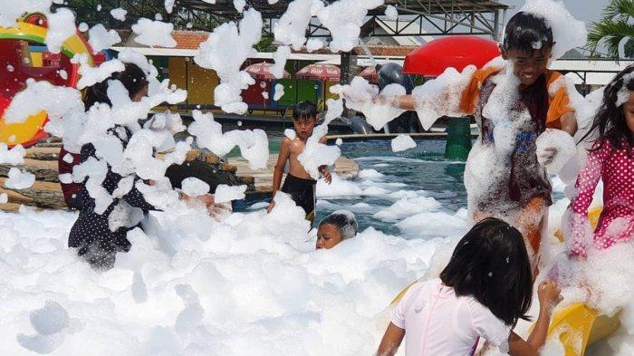 Pengunjung tengah menikmati wahana di Victory Waterpark Soreang.