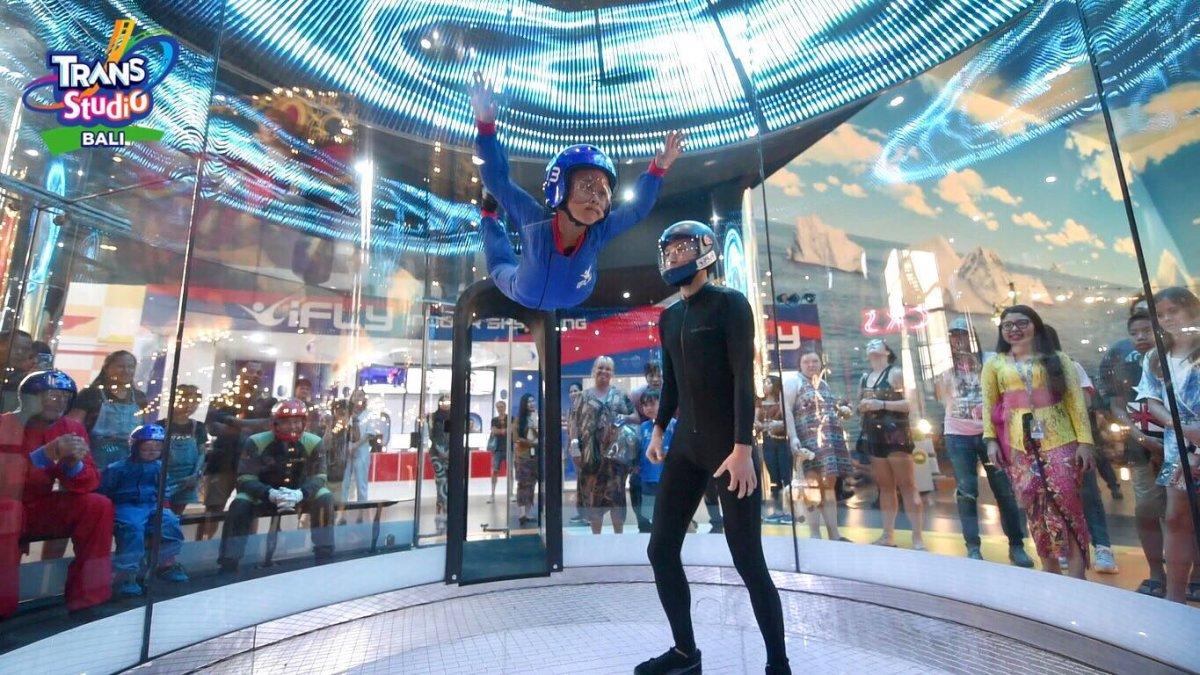 Wahana permainan menantang di Trans Studio Bali, tempat wisata populer di Denpasar Barat, Denpasar, Bali.