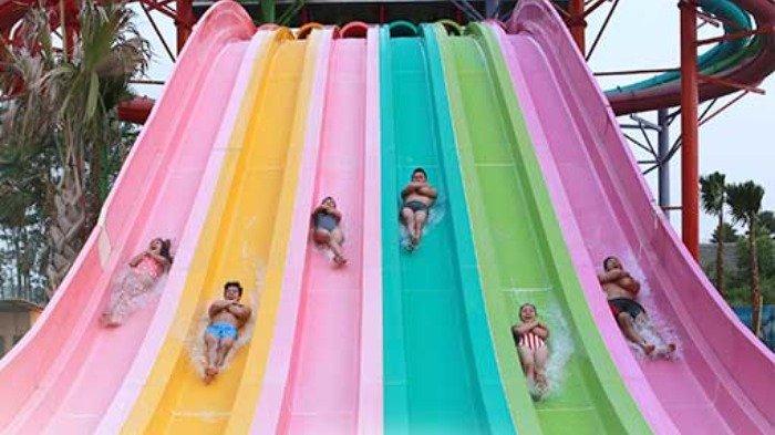 Wahana Rainbow Fall di Hawai Waterpark.