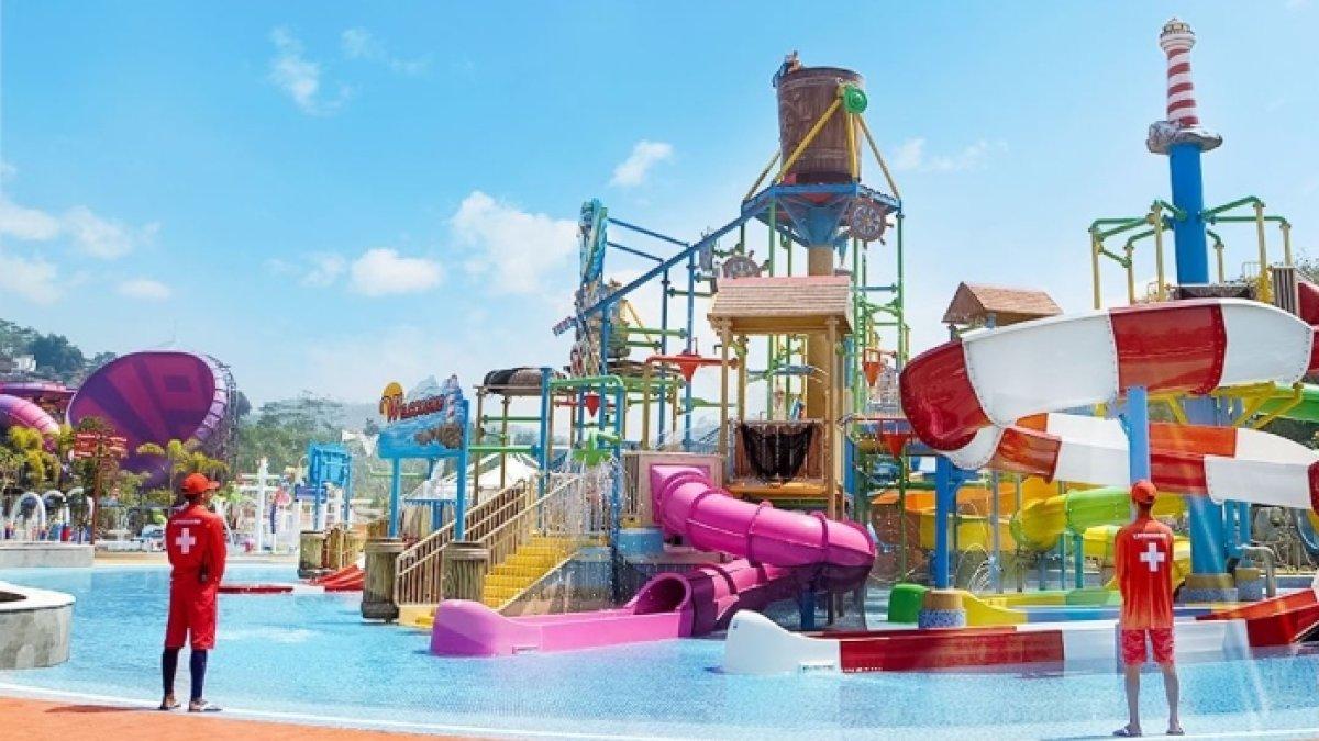 Wahana seluncuran di kolam renang Wahoo Waterworld, tempat wisata terbaru di Bandung, Jawa Barat.