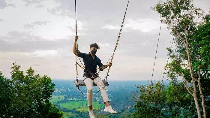 Wahana single swings di Obelix Hills
