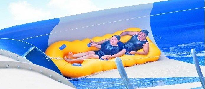Keseruan pengunjung menaiki wahana RocketBLAST Wahoo Waterworld di Kota Baru Parahyangan