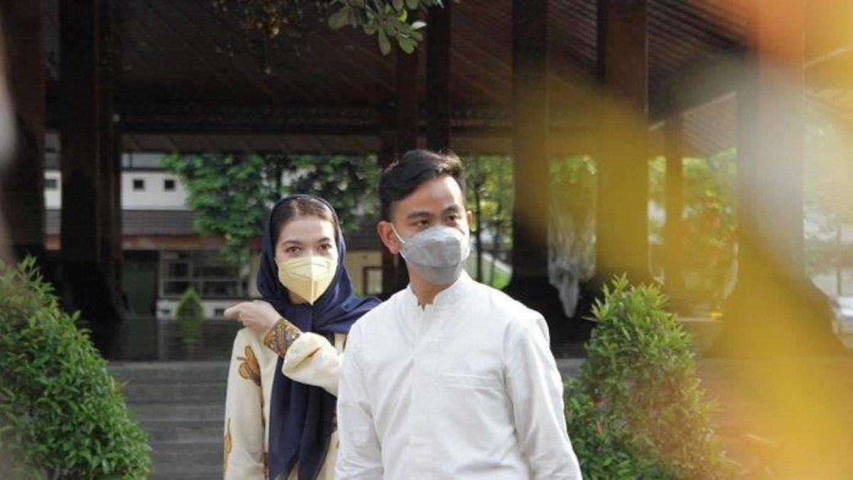 Wali Kota Solo, Gibran Rakabuming Raka, bersama istri, Selvi Ananda, usai melaksanakan salat Idul Fitri 1442 H di Balaikota Surakarta, Kamis (13/5/2021) pagi.