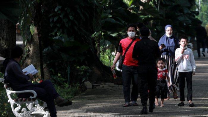 Warga beraktifitas di Taman Suropati, Jakarta, Sabtu (19/2/2022).