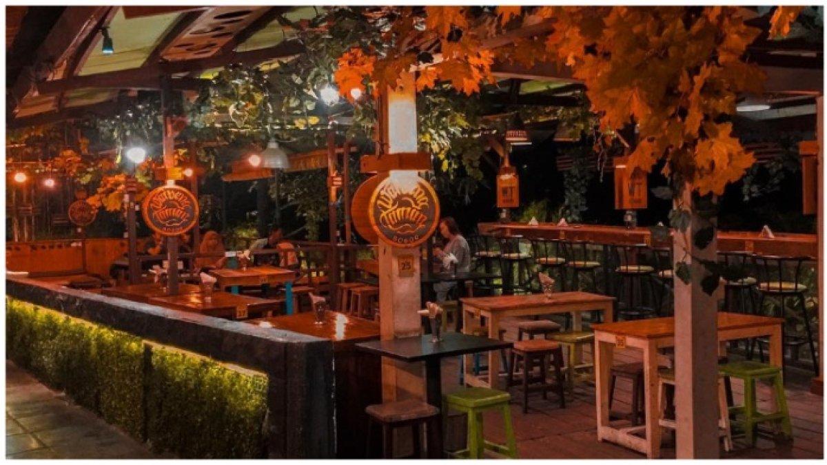 Waroeng Taman merupakan rekomendasi kuliner malam di Bogor yang lokasinya dekat Jembatan Merah.