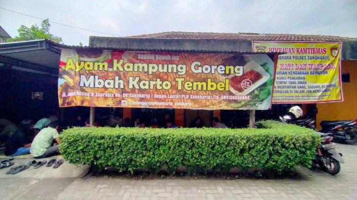 Warung Ayam Kampung Goreng Mbah Karto Tembel di Kecamatan Bendosari, Kabupaten Sukoharjo, Jawa Tengah, Kamis (1/9/2022).