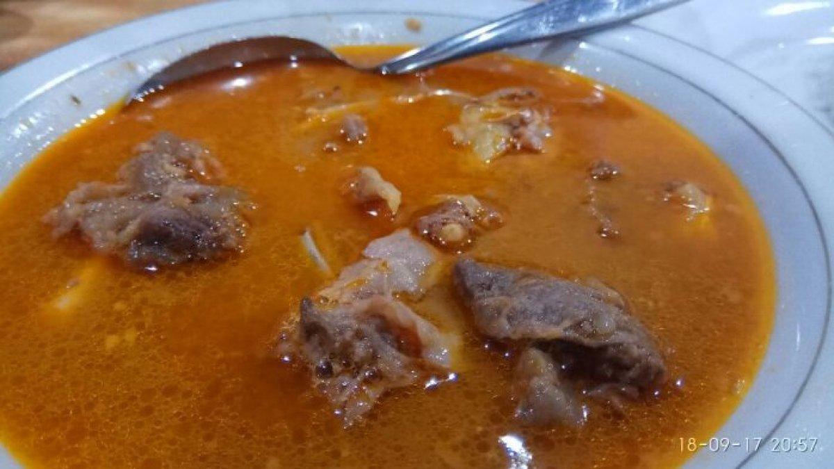 Gulai kambing di Warung Sate HM Harris Bandung, Jawa Barat.