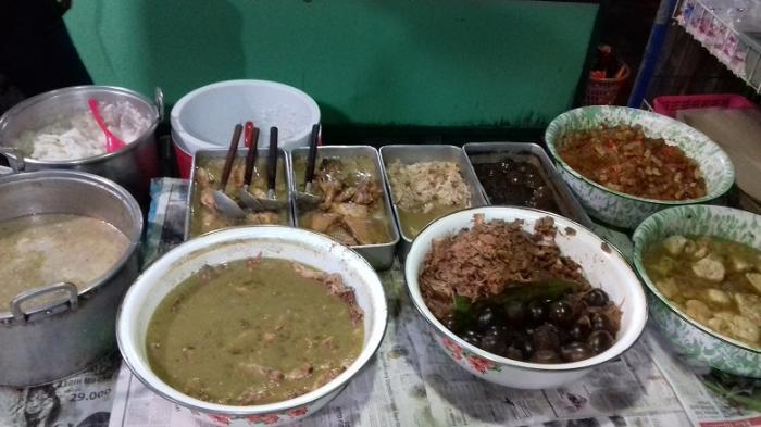 Berbagai penganan lezat tersaji di Warung Spesial Nasi Gudeg Bu Mari di kawasan Jalan Gatot Subroto, Kota Solo, Jawa Tengah
