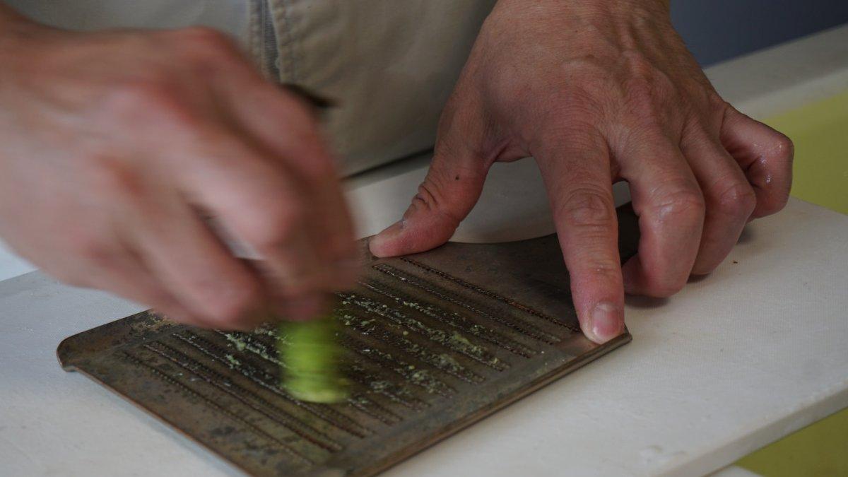 Wasabi yang sedang dibuat. Wasabi sering menjadi pendamping buat makan sushi Jepang.