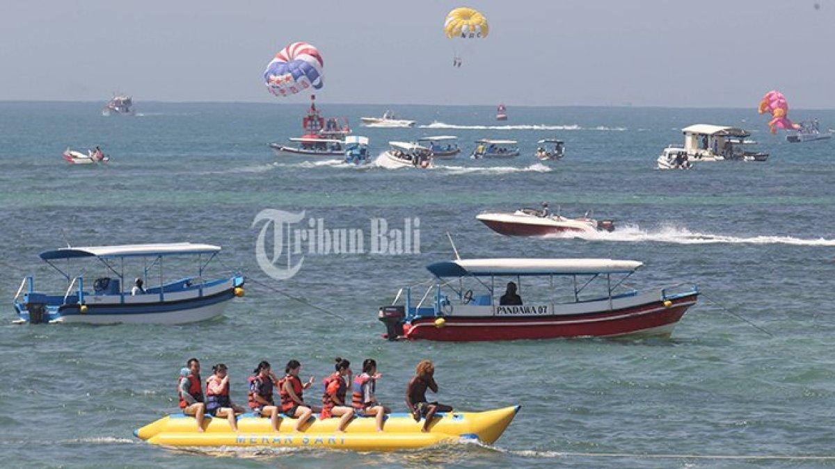 Sejumlah wisatawan bermain wahana water sport di Pantai Tanjung Benoa, pantai di Bali yang dekat dengan lokasi KTT G20.