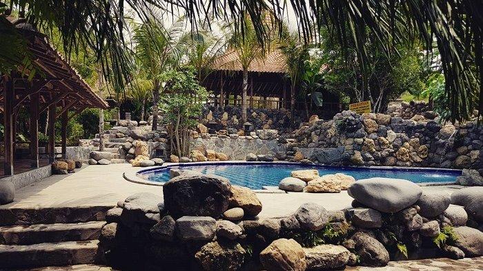 Kolam renang di Watu Gunung Ungaran Semarang dengan nuansa kental Jawa yang khas.