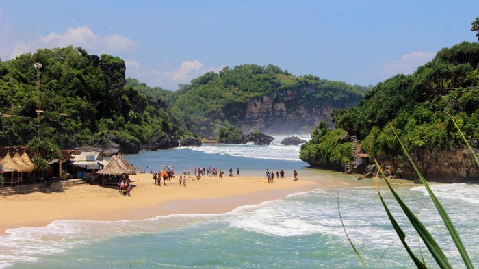 Panorama Pantai Drini dari atas Bukit Watu Kodok.