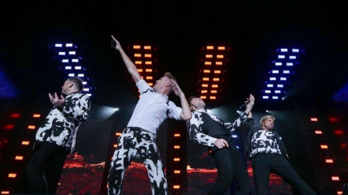 Personel Westlife Mark Feehily, Nicky Byrne, Shane Filan, dan Kian Egan menghibur penonton saat konser The Wild Dreams Tour di Jakarta, Sabtu (11/2/2023) malam. Lebih dari 25.000 orang penonton hadir menyaksikan konser kelompok musik asal Irlandia ini.