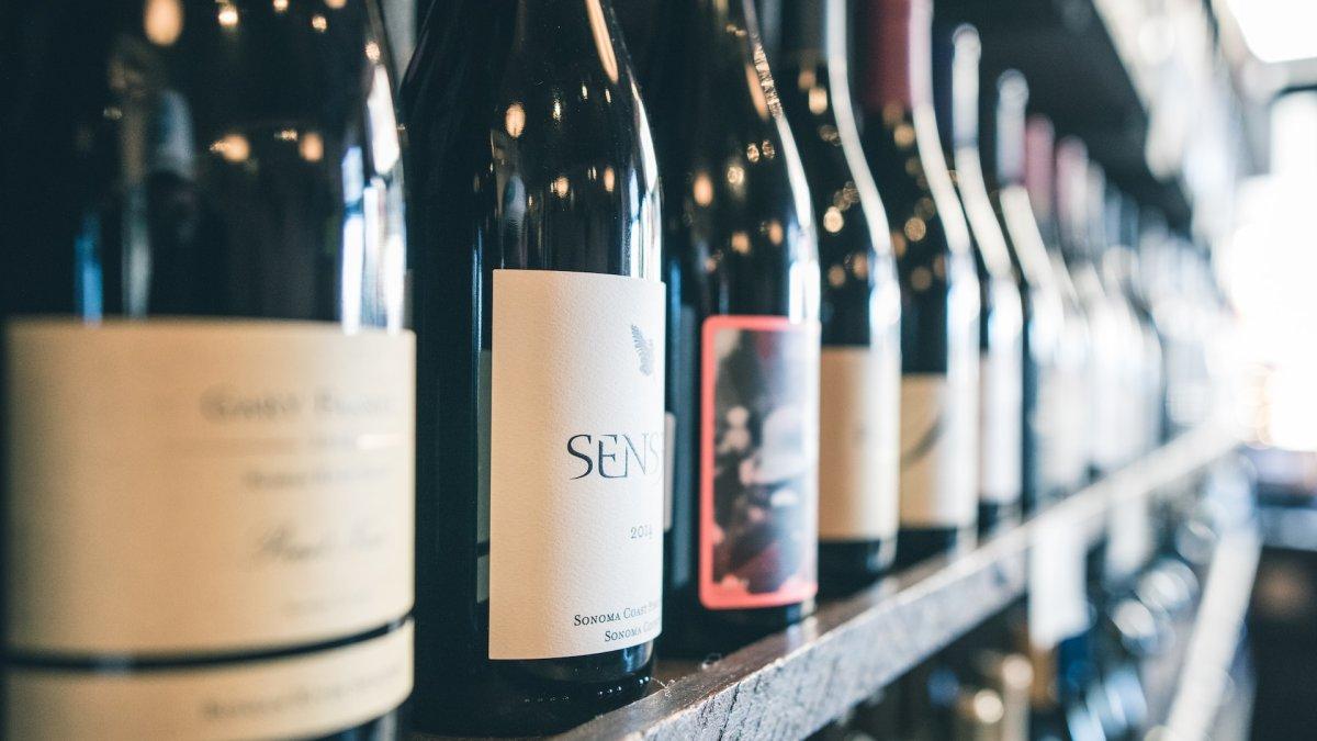 Wine, satu oleh-oleh makanan khas terbaik dari China untuk dibawa pulang.