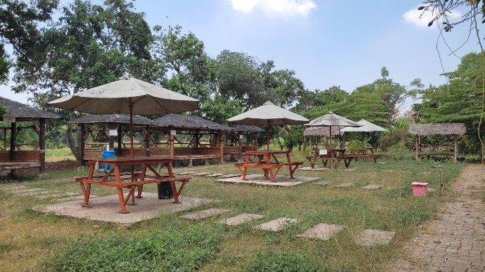 Kafe kekinian yang ada di kawasan Wisata Alam Gosari, Gresik.