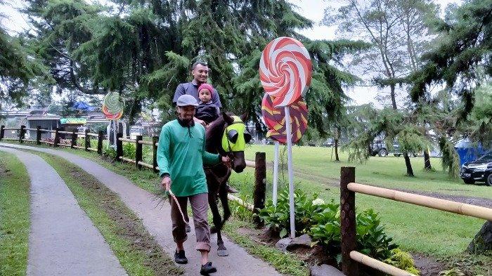 Wisata berkuda di Tawangmangu Wonder Park, Jumat (1/1/2021).