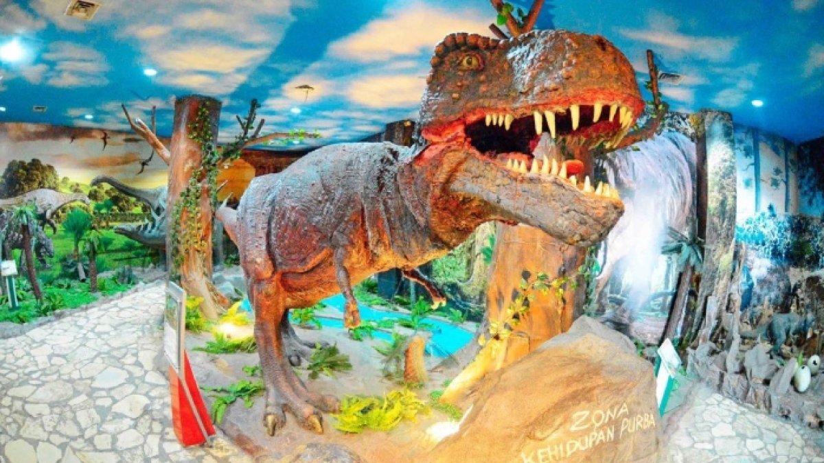 Wisata dinosaurus di Taman Pintar Jogja, tempat wisata edukatif yang cocok dikunjungi bersama anak-anak.